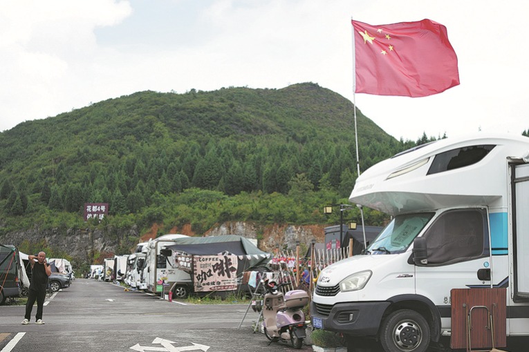 RV life blooming in Guizhou campground