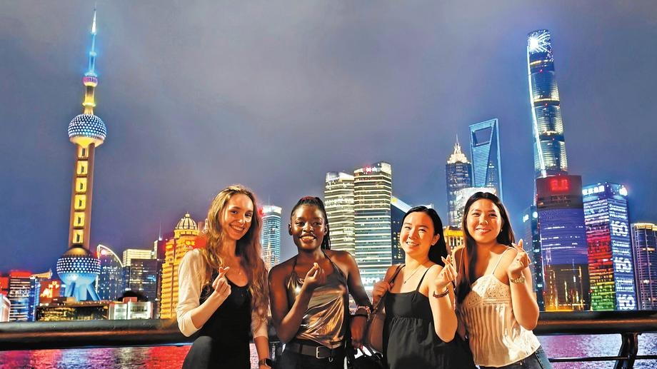 Bund lights beckon thousands daily in Shanghai