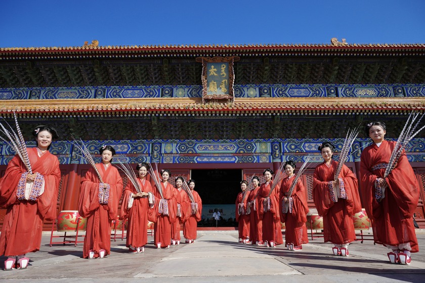 Taimiao hosts tribute to over 400 workers' artworks
