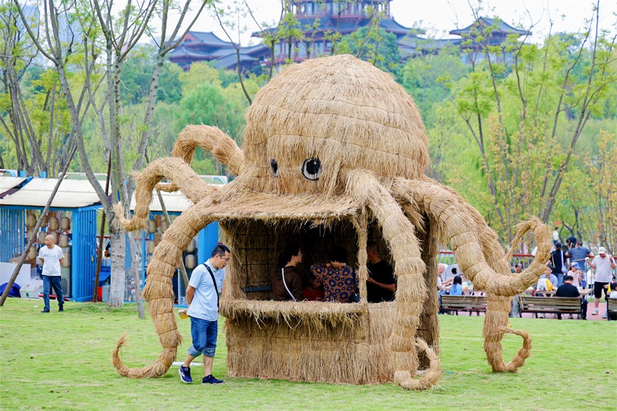 Chengdu straw art event features over 100 giant installations