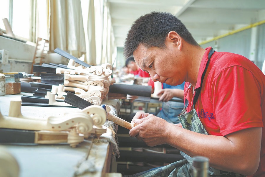 Chinese county plucks the strings of world's violin market