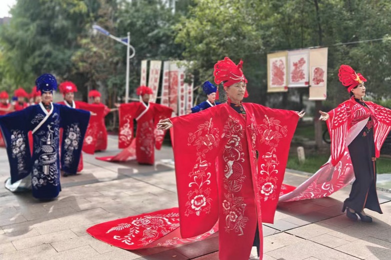 Yinchuan residents wear paper-cutting outfits ahead of National Day