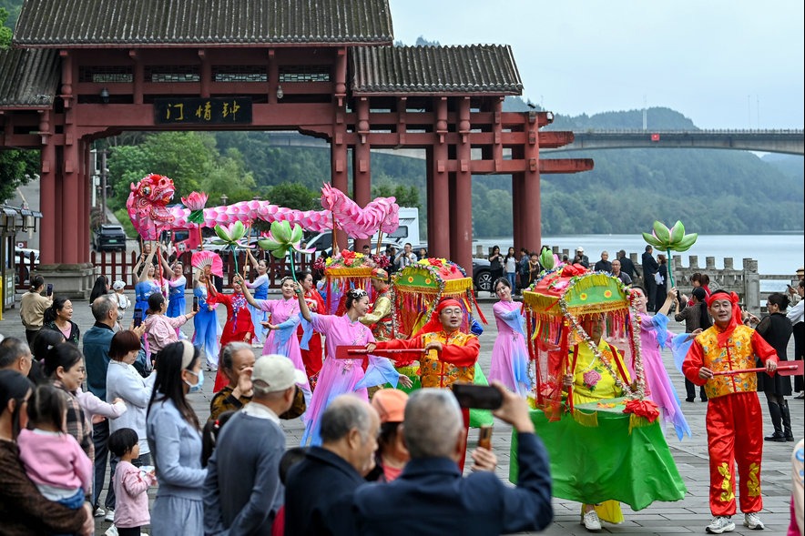 Sichuan brings folk parades to scenic spots for National Day