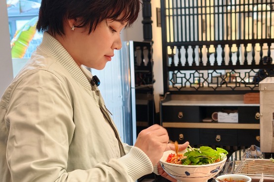Thai blogger adds mountain pepper to rice noodles for taste of Yunnan cuisine