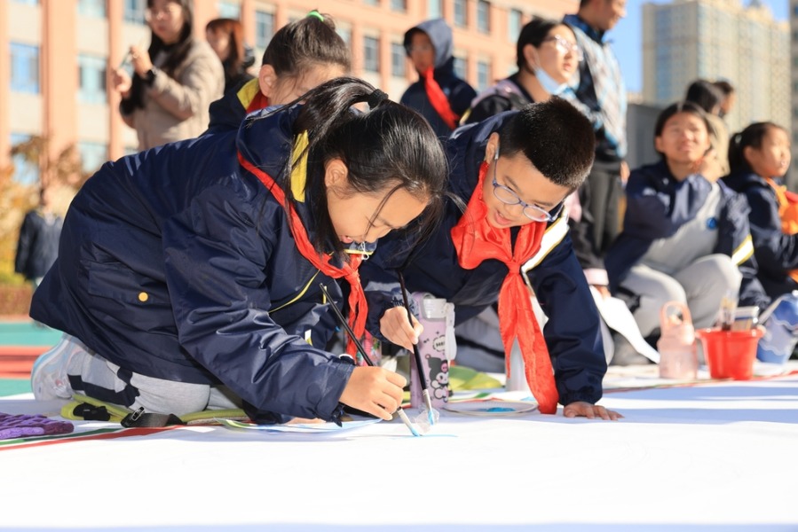 Changchun school creates 90-meter scroll for Long March anniversary