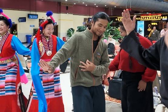 Thai bloggers captivated by cultural festival at Shangri-La Airport