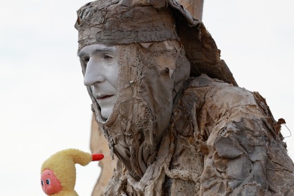 Italian street artist ‘Grandpa Dante’ charms fans on debut in Kaifeng