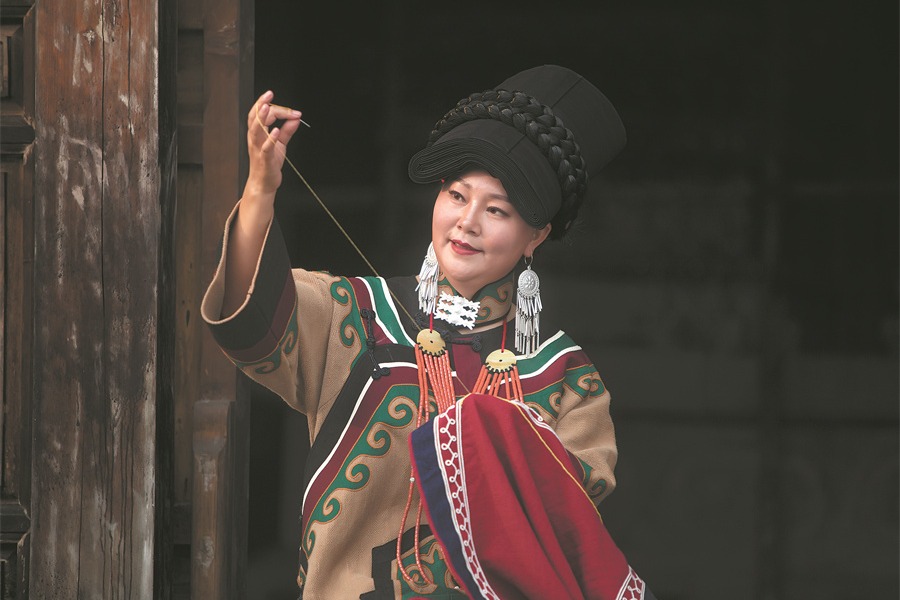 New products safeguard traditional Yi embroidery